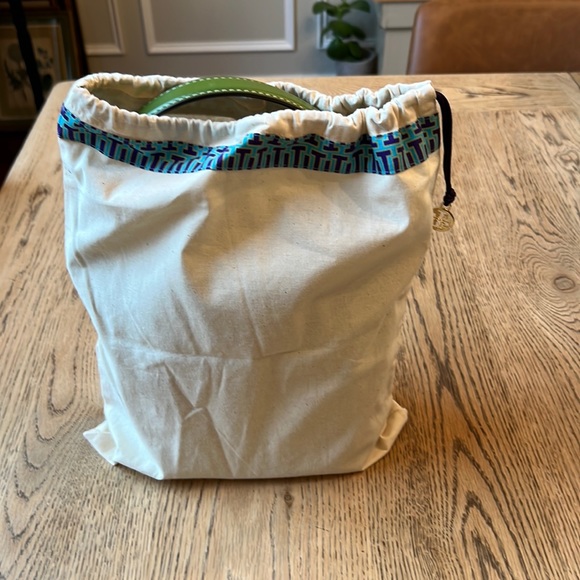 Tory Burch T Monogram Leather Bucket Bag - Picture 9 of 12